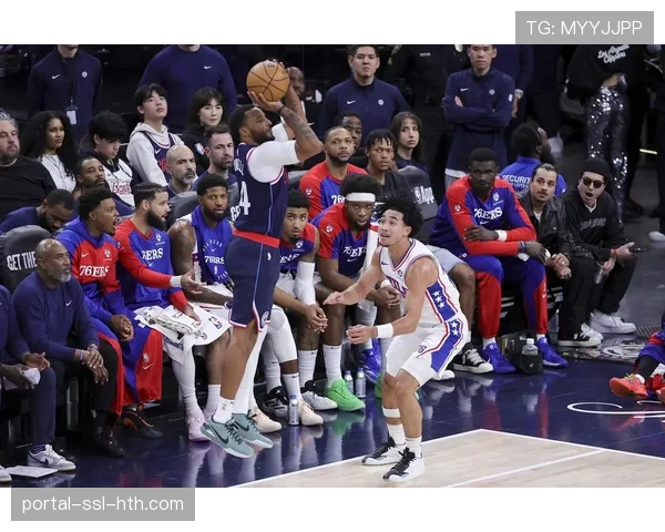 特写：克里斯-保罗在替补席为年轻队友讲解战术板