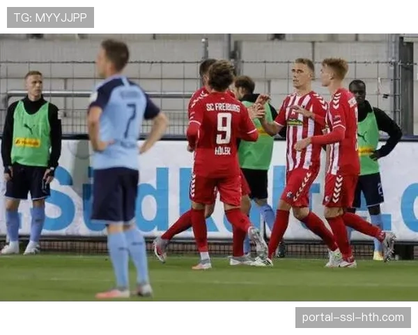 现场镜头捕捉弗赖堡教练组实时查阅平板上的射门热点图