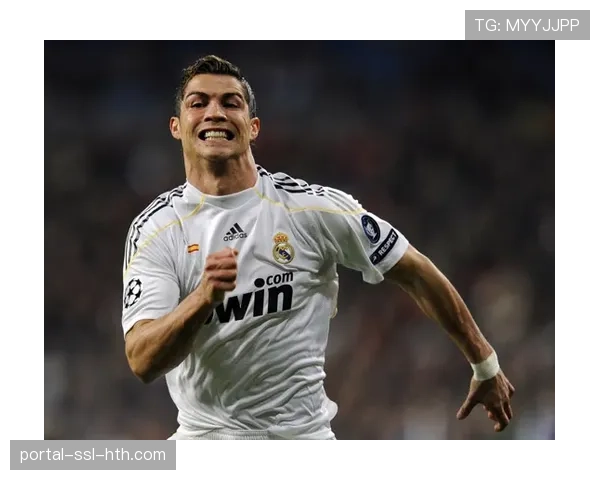 哈兰德赛后独自留在场地，凝望欧冠奖杯被皇马举起的瞬间